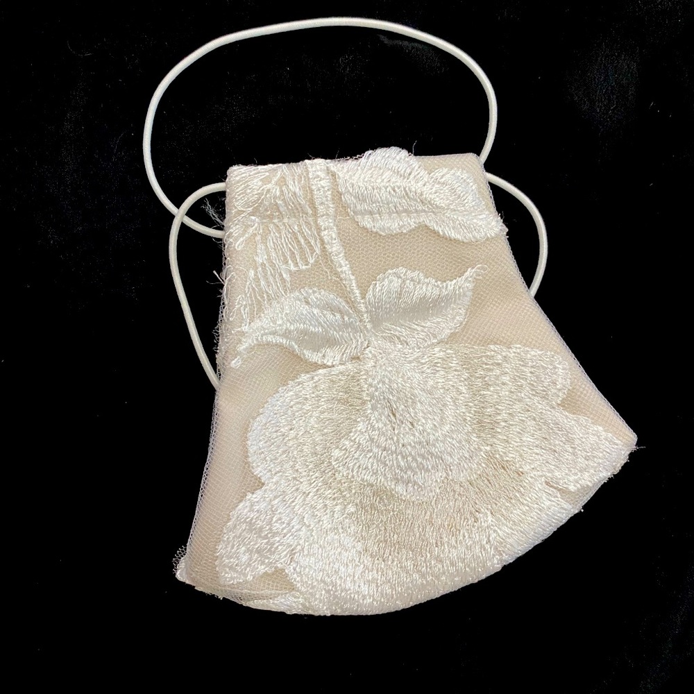 Anthropologie mask. Never worn. Perfect for a wedding.